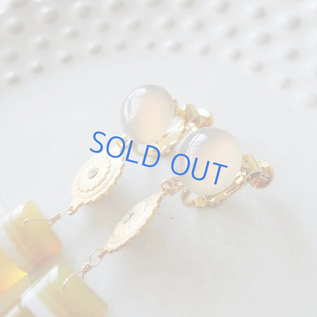 画像2: 【1点のみ・ピアス変更不可】マヌカハニー ボツワナアゲート グレーオニキス ゴールドイヤリング (2)