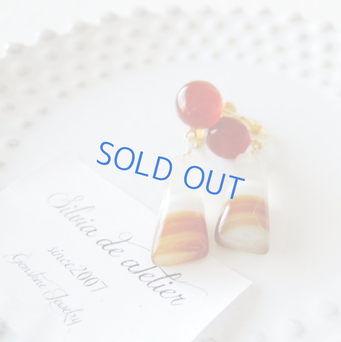 画像2: 【1点のみ・ピアス変更不可】キャラメルマキアート ボツワナアゲート レッドアゲート ゴールドイヤリング (2)