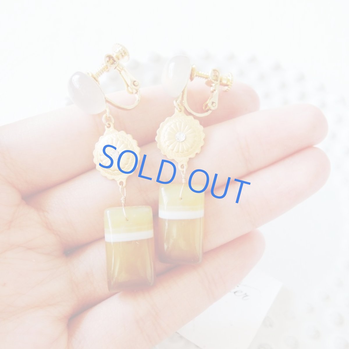 画像3: 【1点のみ・ピアス変更不可】マヌカハニー ボツワナアゲート グレーオニキス ゴールドイヤリング (3)