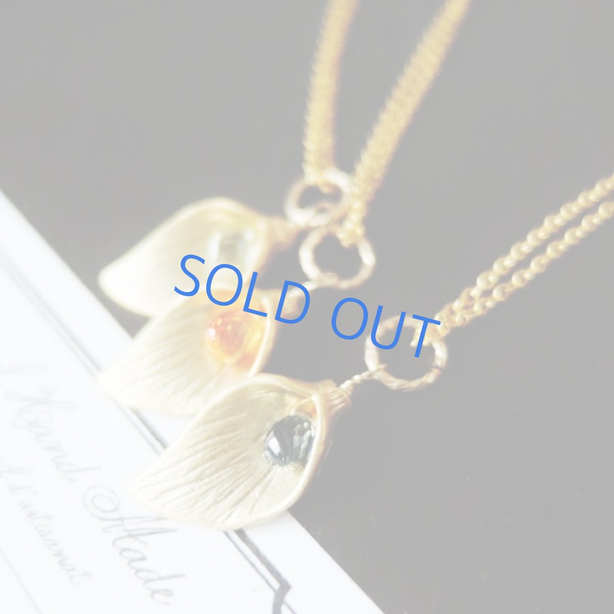 画像2: 【残り1】グリーンサファイア ドロップ&真鍮製 カラーペタル 14kgf約40cmネックレス (2)