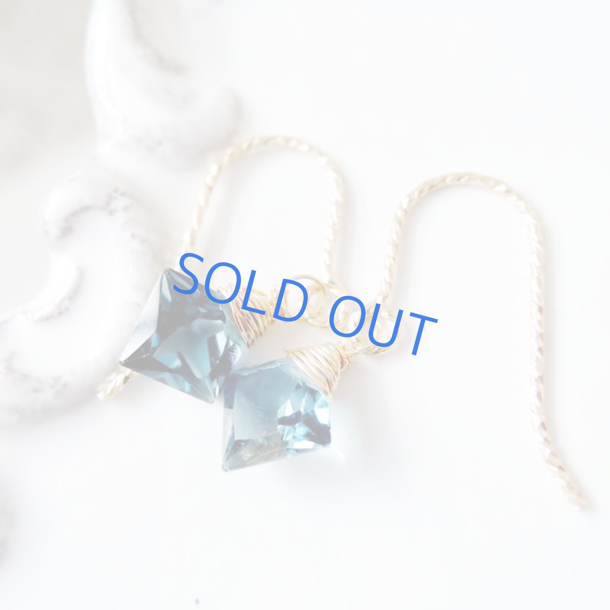 画像2: 【在庫僅少・金具変更可】４A　ロンドンブルートパーズ　プリンセスカット　8mmサイズ　14kgfフックピアス (2)