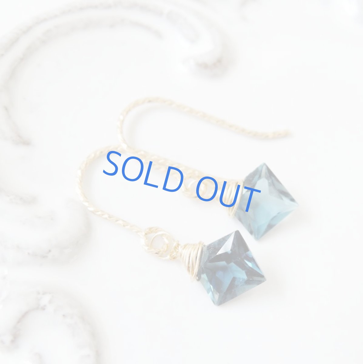 画像4: 【在庫僅少・金具変更可】４A　ロンドンブルートパーズ　プリンセスカット　8mmサイズ　14kgfフックピアス (4)