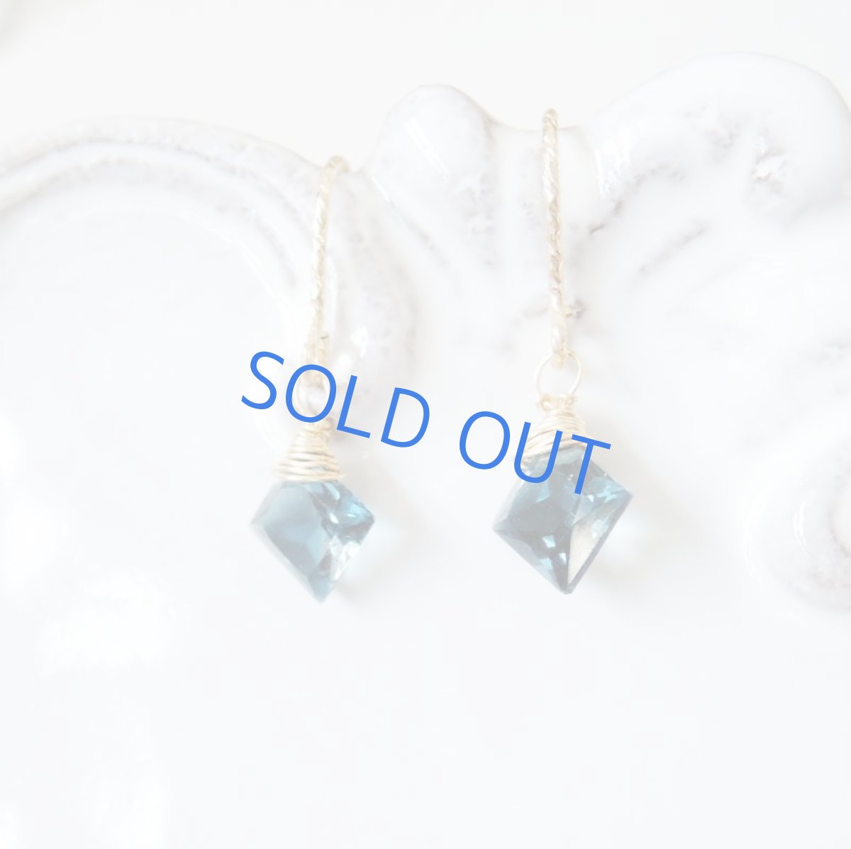 画像3: 【在庫僅少・金具変更可】４A　ロンドンブルートパーズ　プリンセスカット　8mmサイズ　14kgfフックピアス (3)