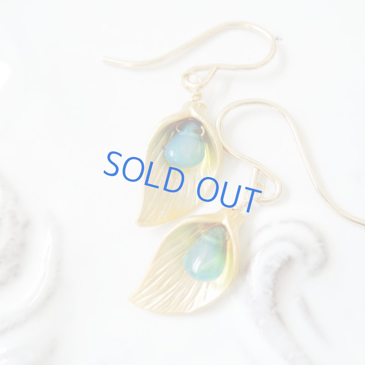 画像2: 【1点もの・イヤリング変更可】ブルーエチオピアンオパール　カラーペタル　14kgfフックピアス (2)