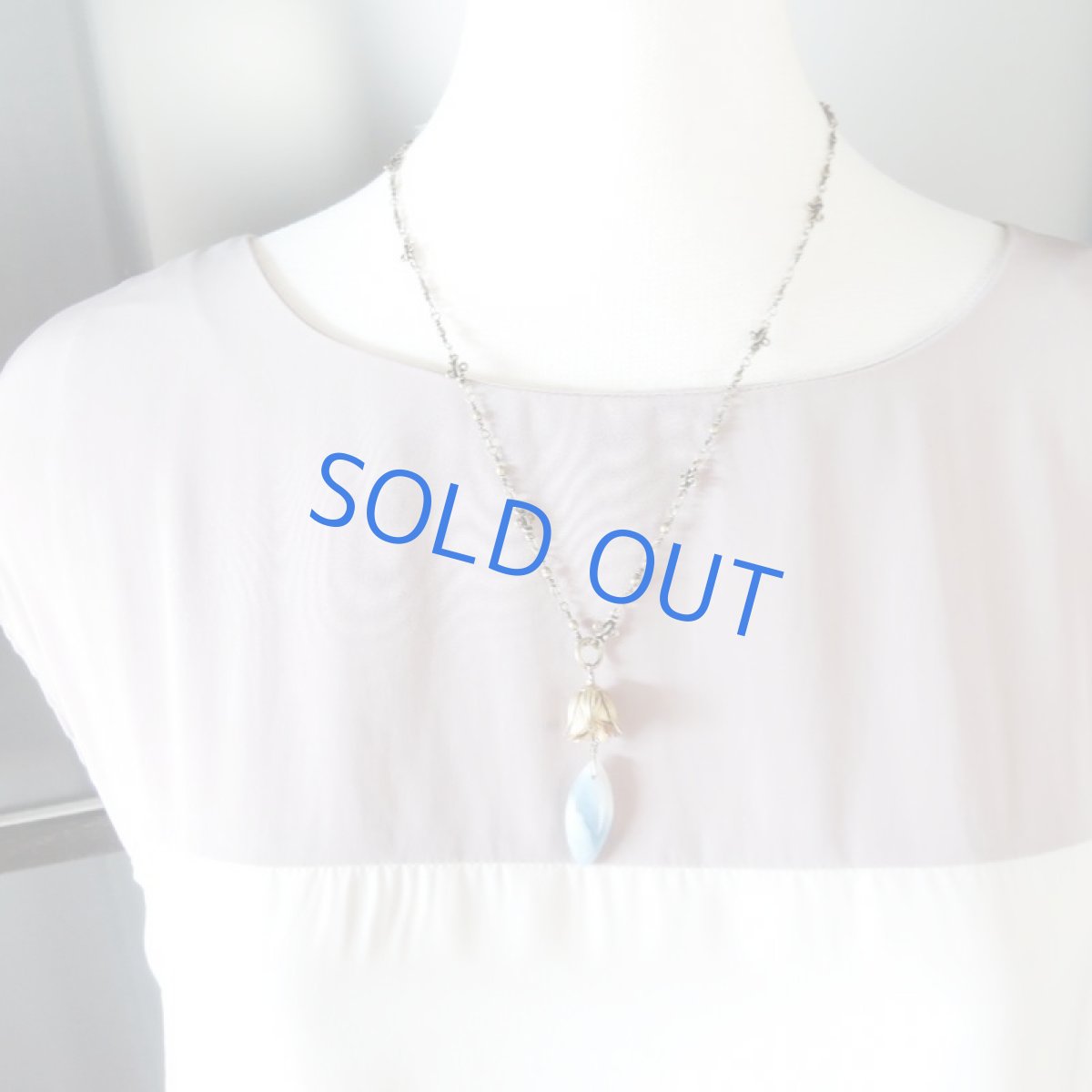 画像6: 1点もの ブルーオパール アンティークゴールド Y字 フラワー ミディアムネックレス (6)