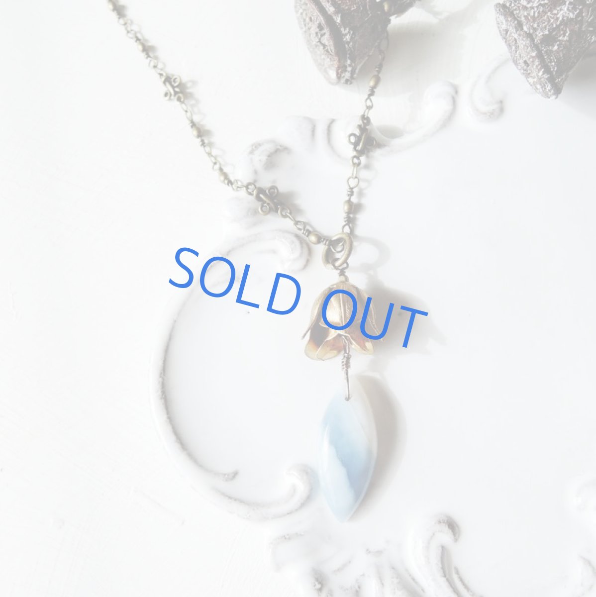 画像3: 1点もの ブルーオパール アンティークゴールド Y字 フラワー ミディアムネックレス (3)