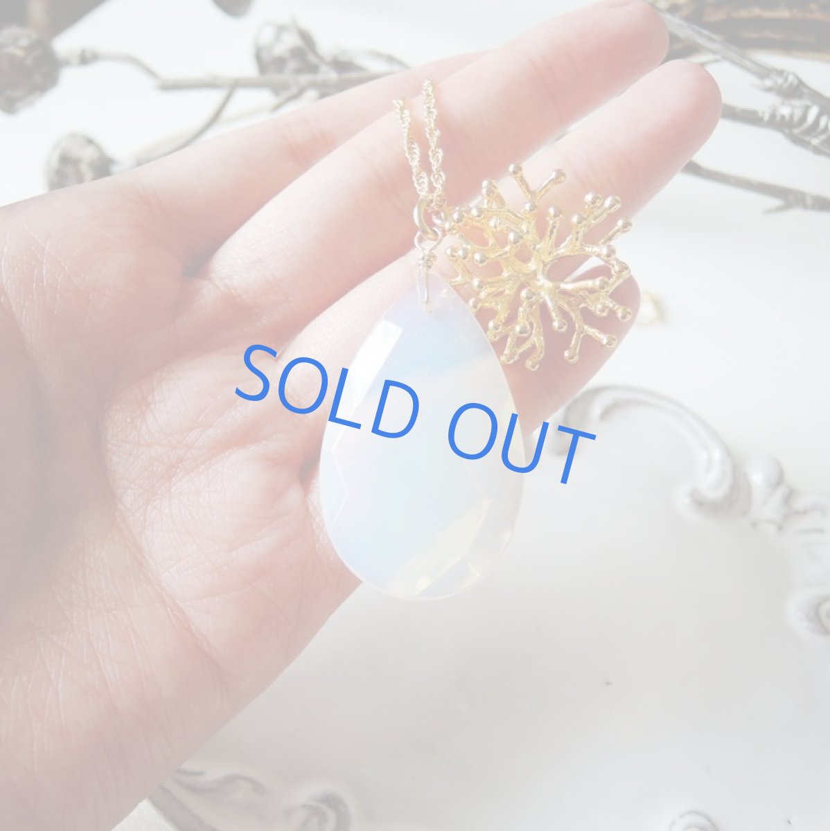 画像2: 1点もの 超大粒 オパライト コーラルチャーム ゴールドロングネックレス約88cm (2)