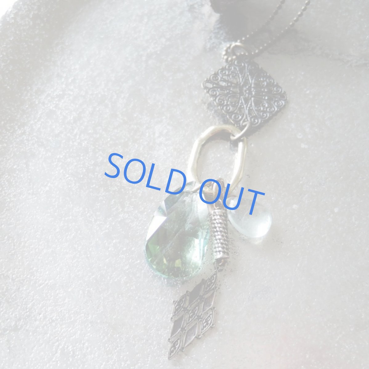 画像5: 1点もの vintage スワロフスキー グリーン アンティークゴールドロングネックレス (5)