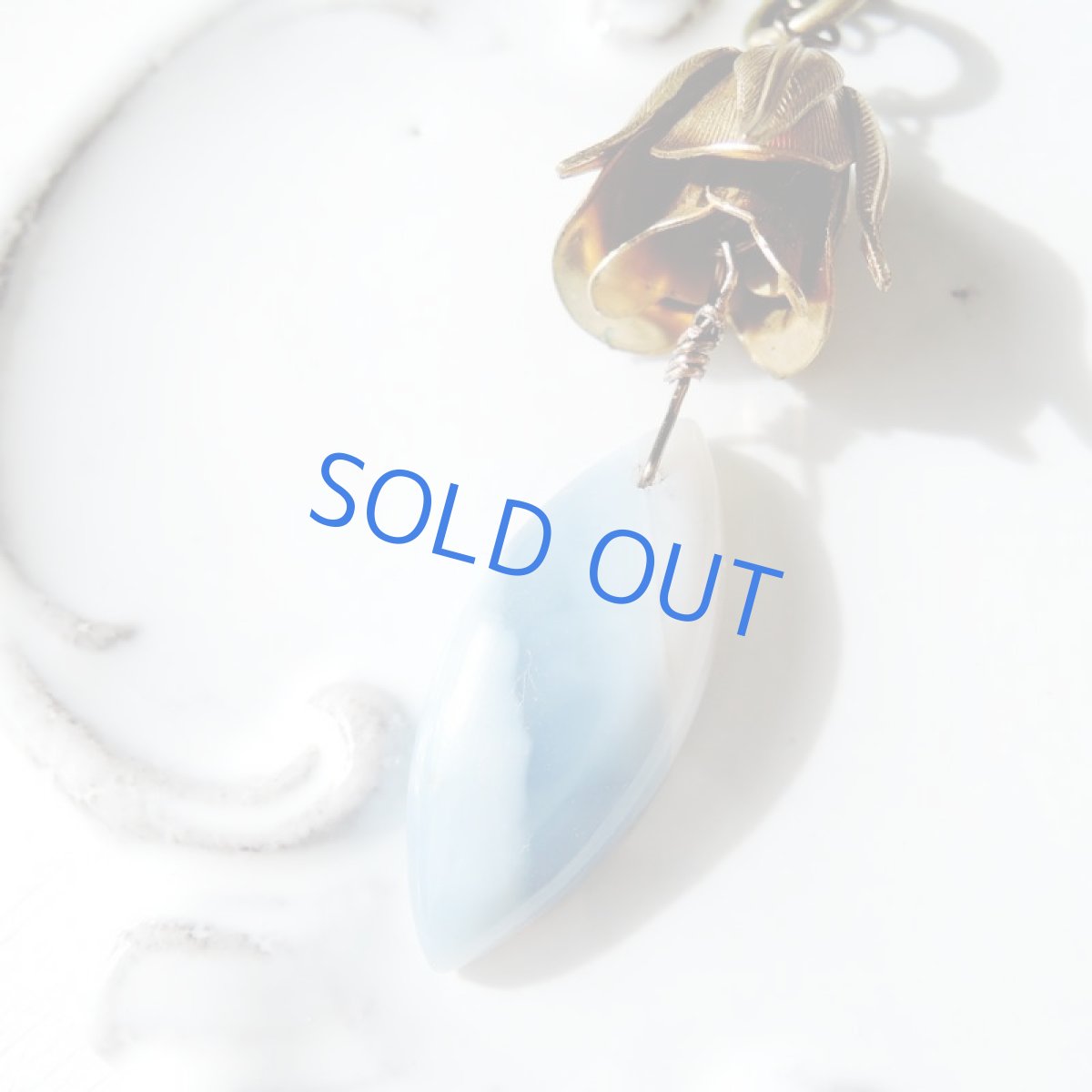 画像2: 1点もの ブルーオパール アンティークゴールド Y字 フラワー ミディアムネックレス (2)