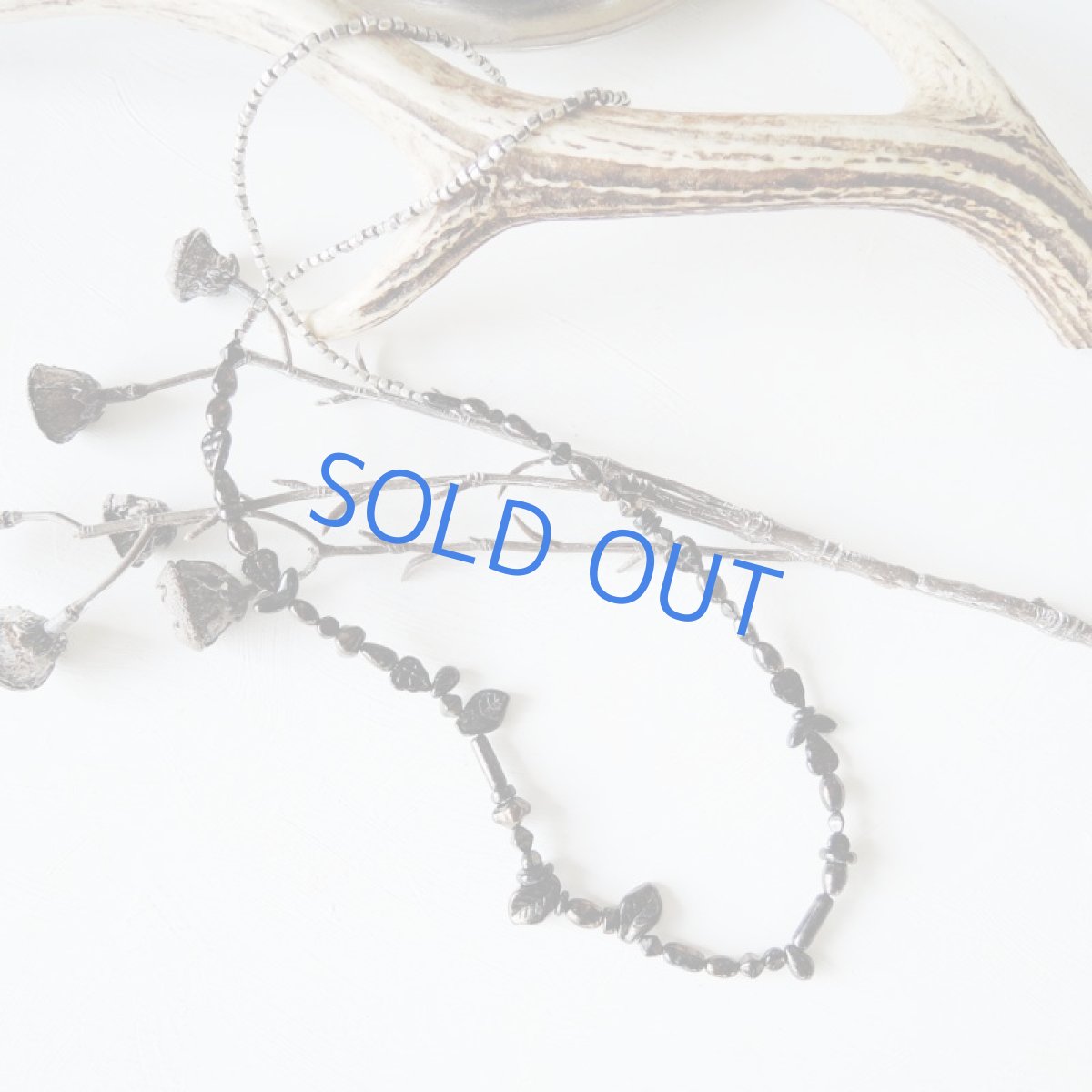 画像4: 1点もの ブラック チェコグラスビーズ シルバーカラー ロングネックレス (4)