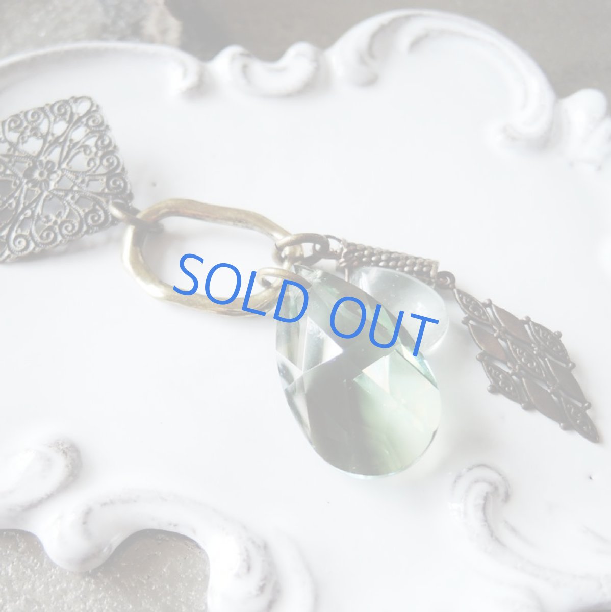 画像4: 1点もの vintage スワロフスキー グリーン アンティークゴールドロングネックレス (4)