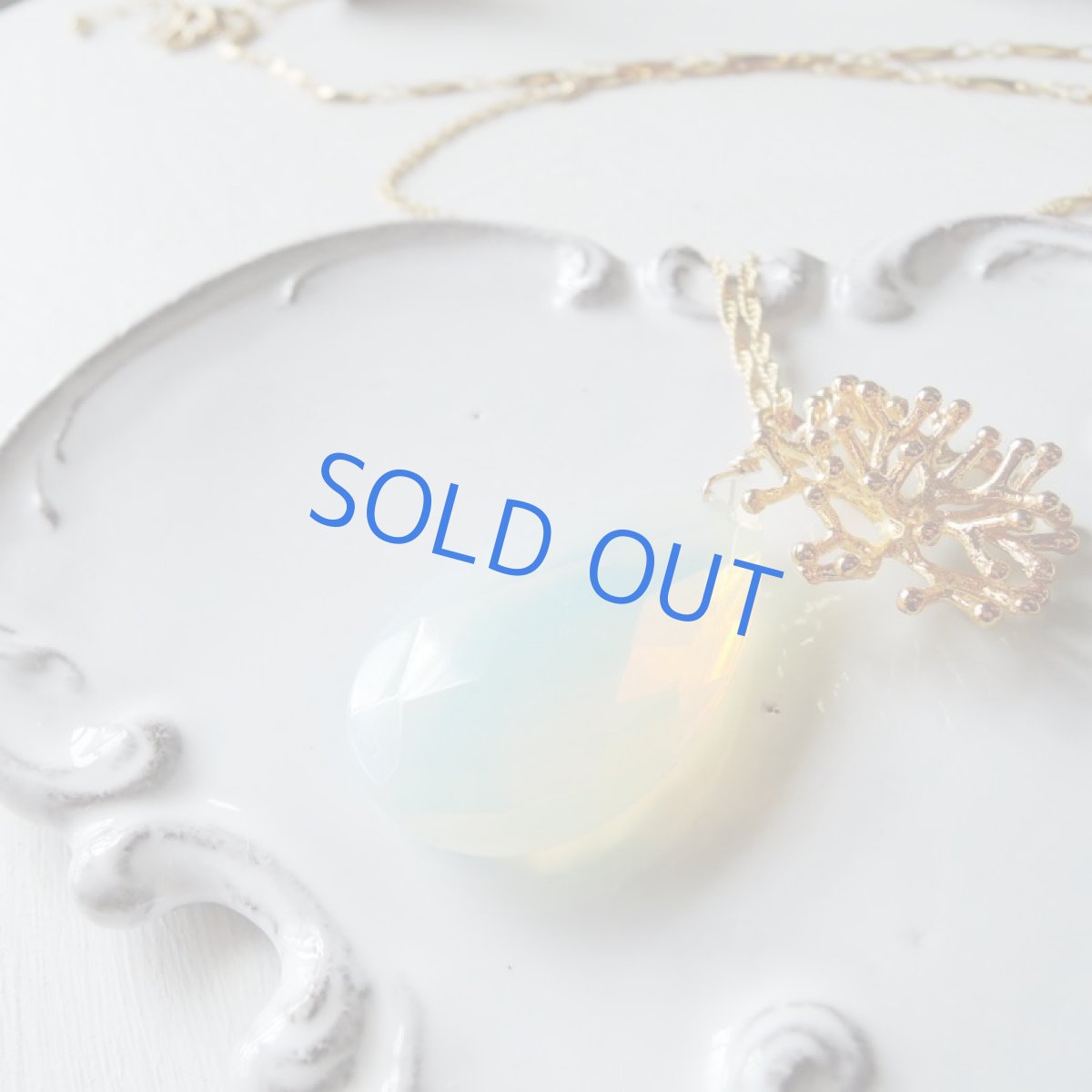 画像3: 1点もの 超大粒 オパライト コーラルチャーム ゴールドロングネックレス約88cm (3)