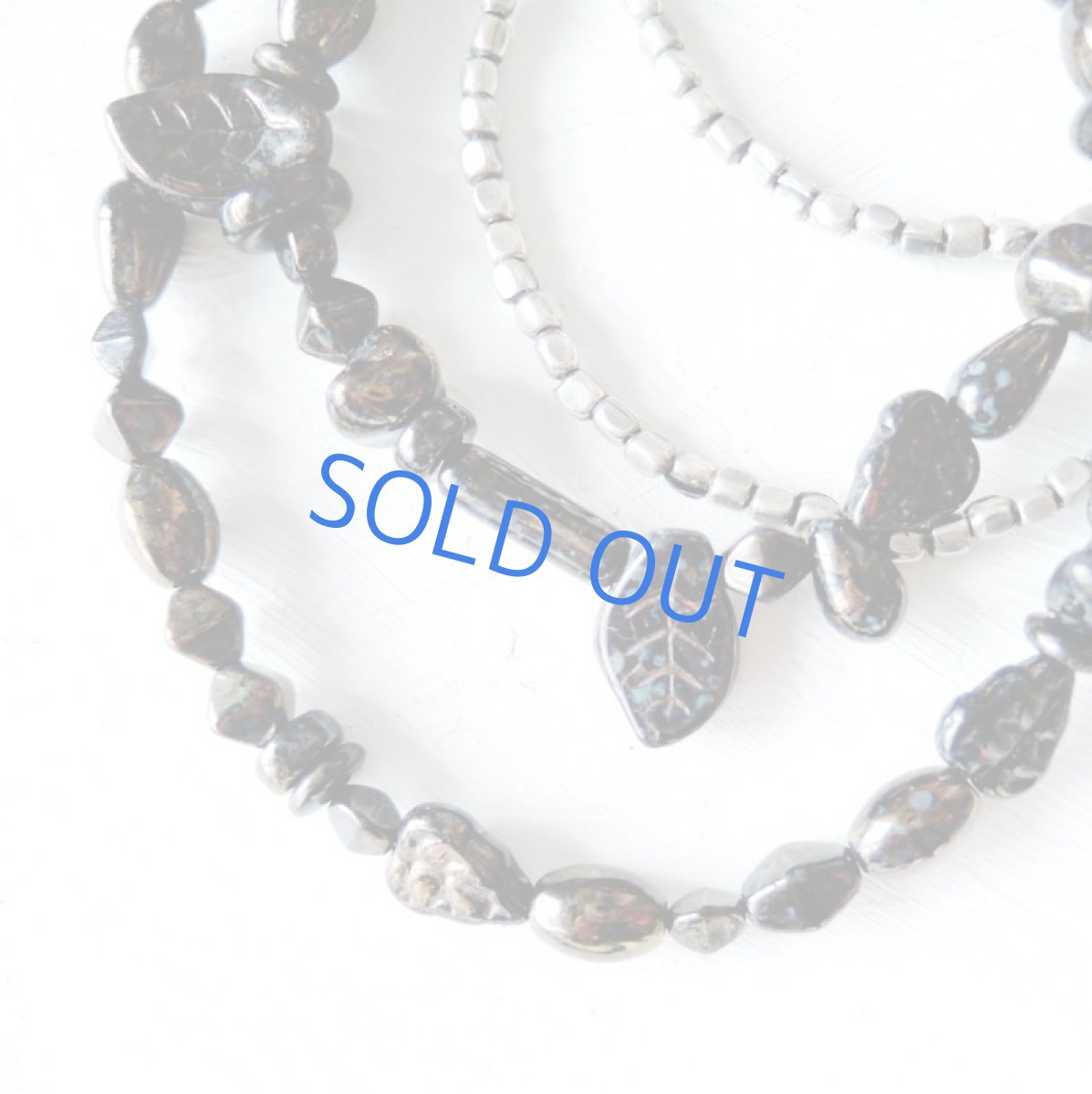 画像2: 1点もの ブラック チェコグラスビーズ シルバーカラー ロングネックレス (2)