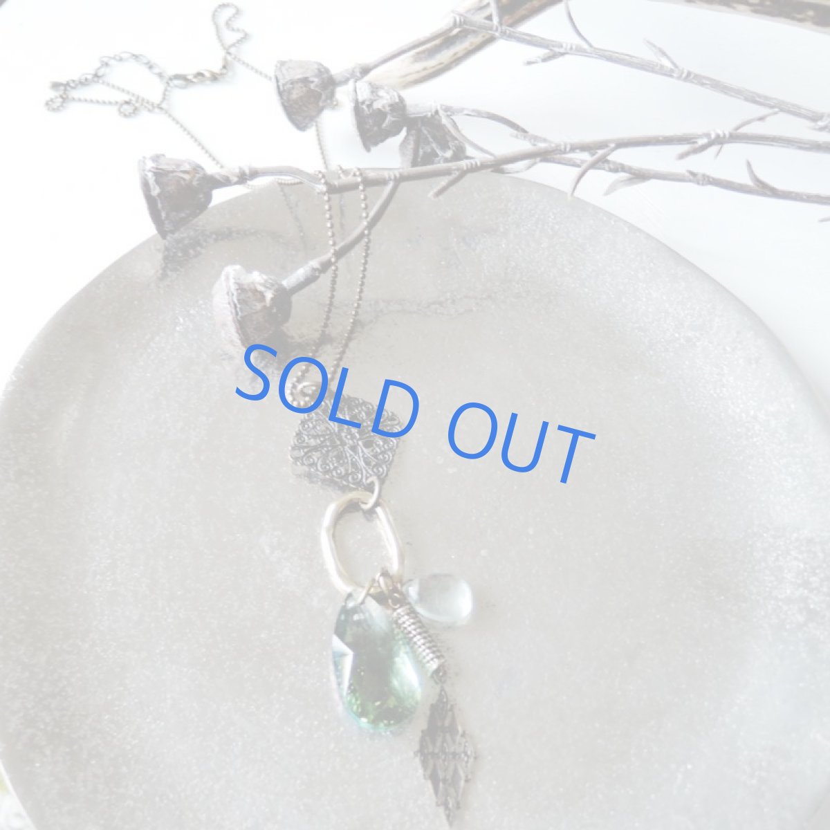 画像2: 1点もの vintage スワロフスキー グリーン アンティークゴールドロングネックレス (2)