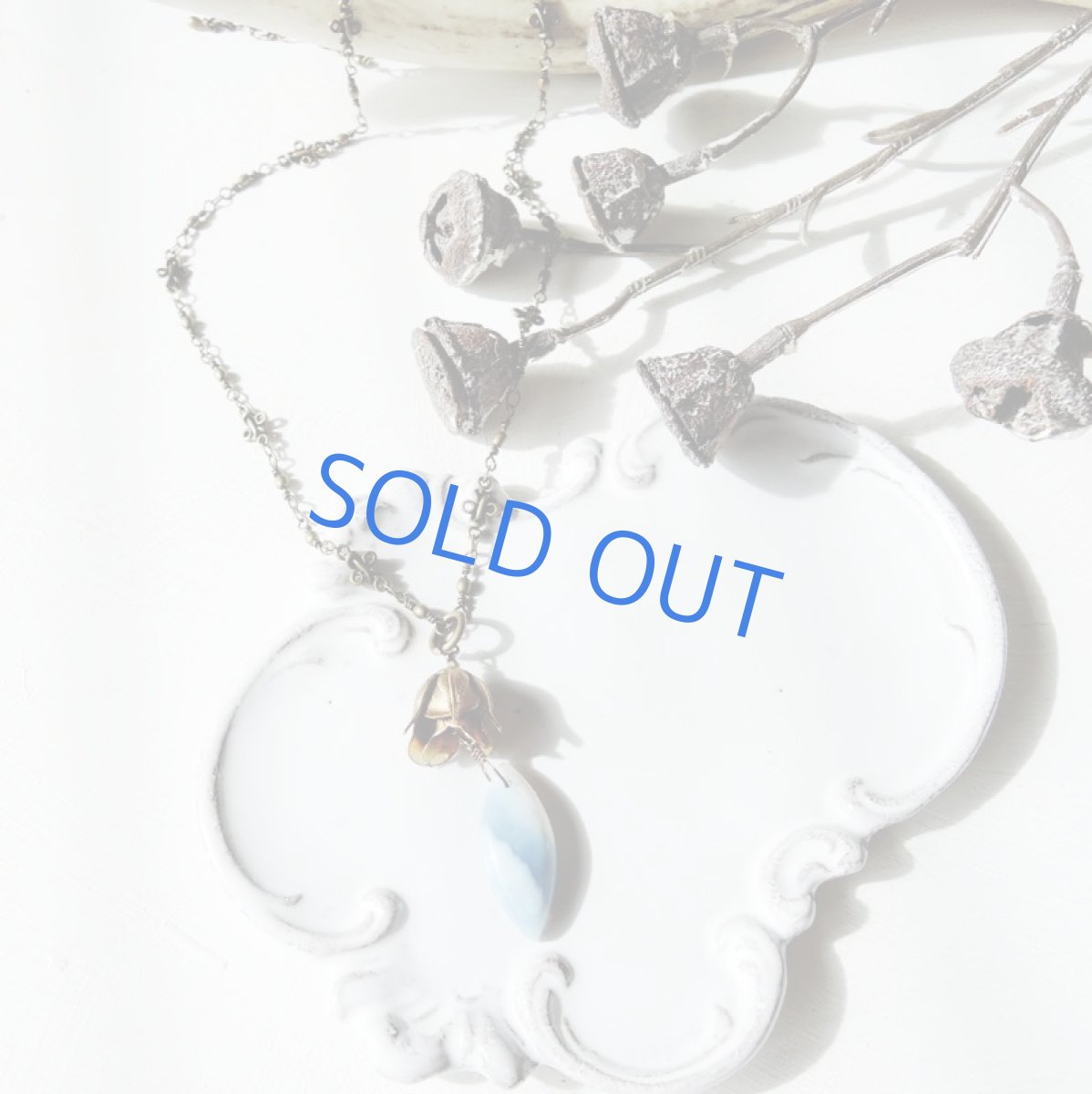 画像4: 1点もの ブルーオパール アンティークゴールド Y字 フラワー ミディアムネックレス (4)