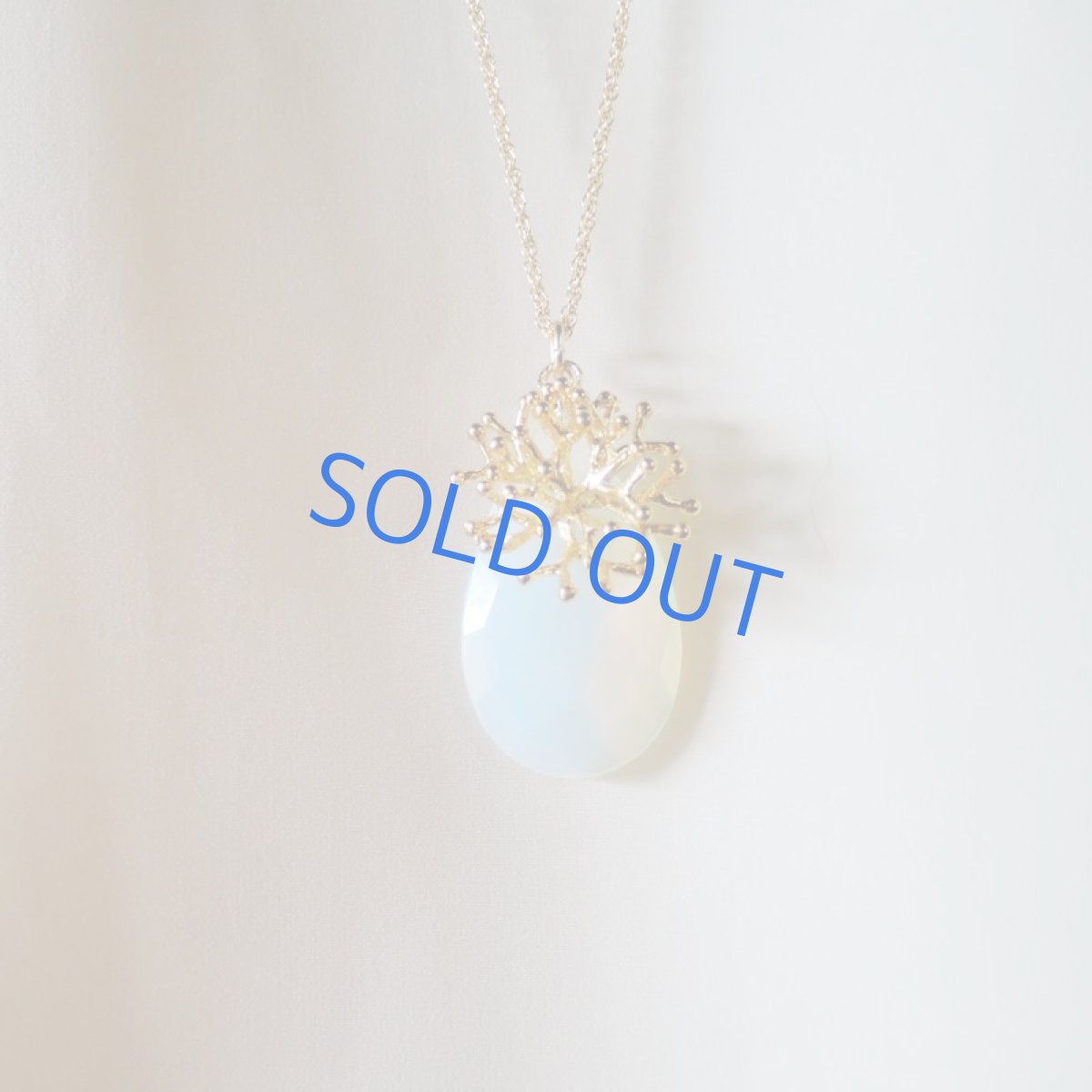 画像5: 1点もの 超大粒 オパライト コーラルチャーム ゴールドロングネックレス約88cm (5)