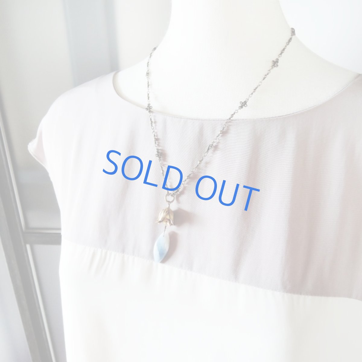 画像5: 1点もの ブルーオパール アンティークゴールド Y字 フラワー ミディアムネックレス (5)