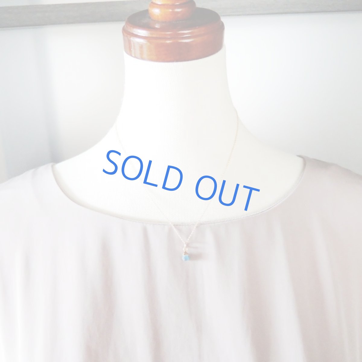 画像4: 【1点もの】ネオンブルーアパタイト ラフロック ミニタンブルチャーム 14kgfネックレス (4)