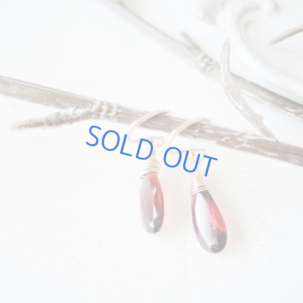 画像4: 在庫僅少　モザンビークガーネット　細長ペアシェイプジェム　14kgfフックピアス (4)