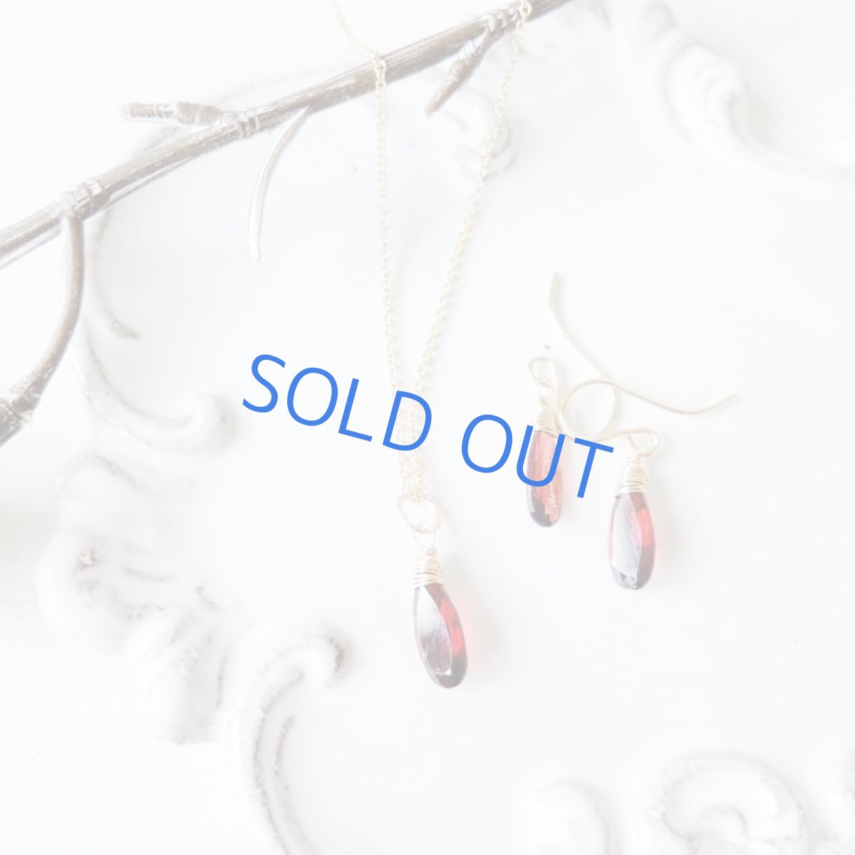 画像5: 在庫僅少　モザンビークガーネット　細長ペアシェイプジェム　14kgfフックピアス (5)