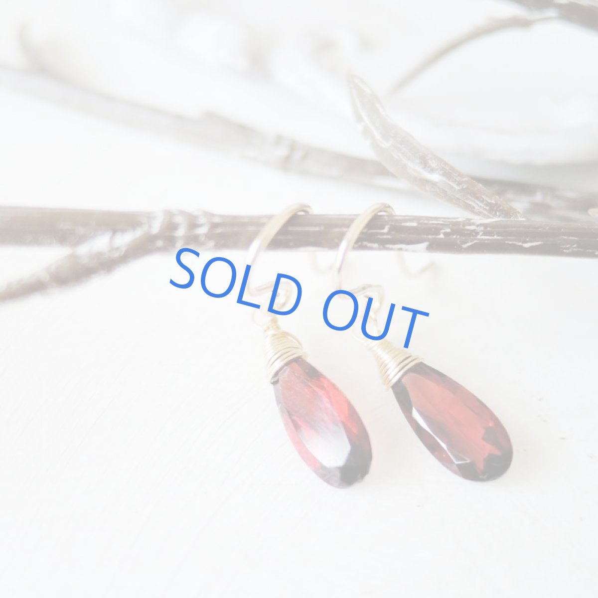 画像3: 在庫僅少　モザンビークガーネット　細長ペアシェイプジェム　14kgfフックピアス (3)