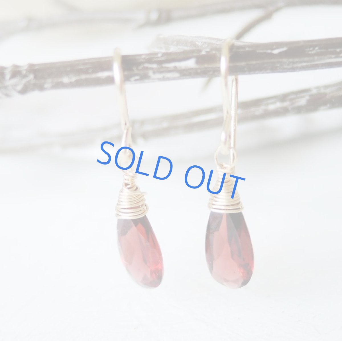 画像2: 在庫僅少　モザンビークガーネット　細長ペアシェイプジェム　14kgfフックピアス (2)