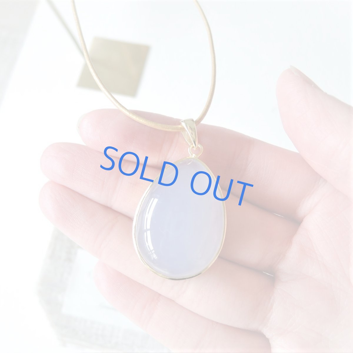 画像10: 【各1点もの・SELECT】超大粒 天然ブルーカルセドニー ゴールド革コードネックレス (10)