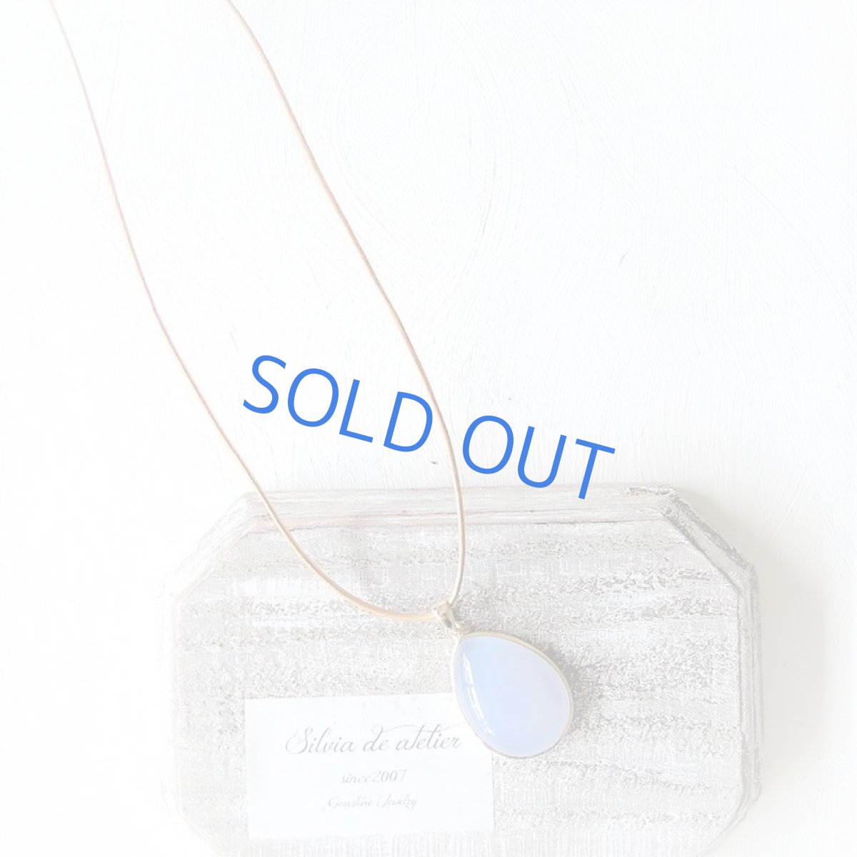 画像9: 【各1点もの・SELECT】超大粒 天然ブルーカルセドニー ゴールド革コードネックレス (9)