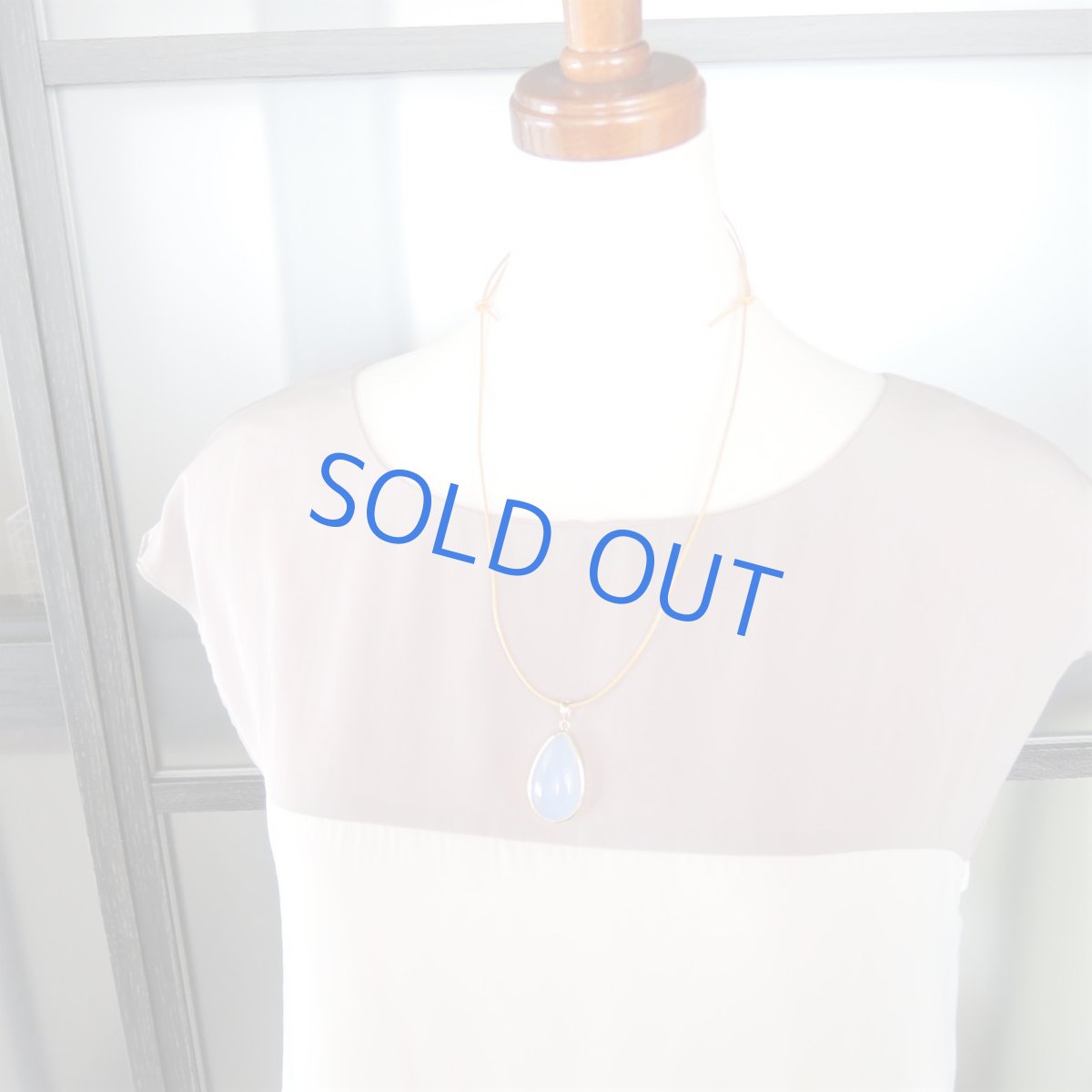 画像5: 【各1点もの・SELECT】超大粒 天然ブルーカルセドニー ゴールド革コードネックレス (5)