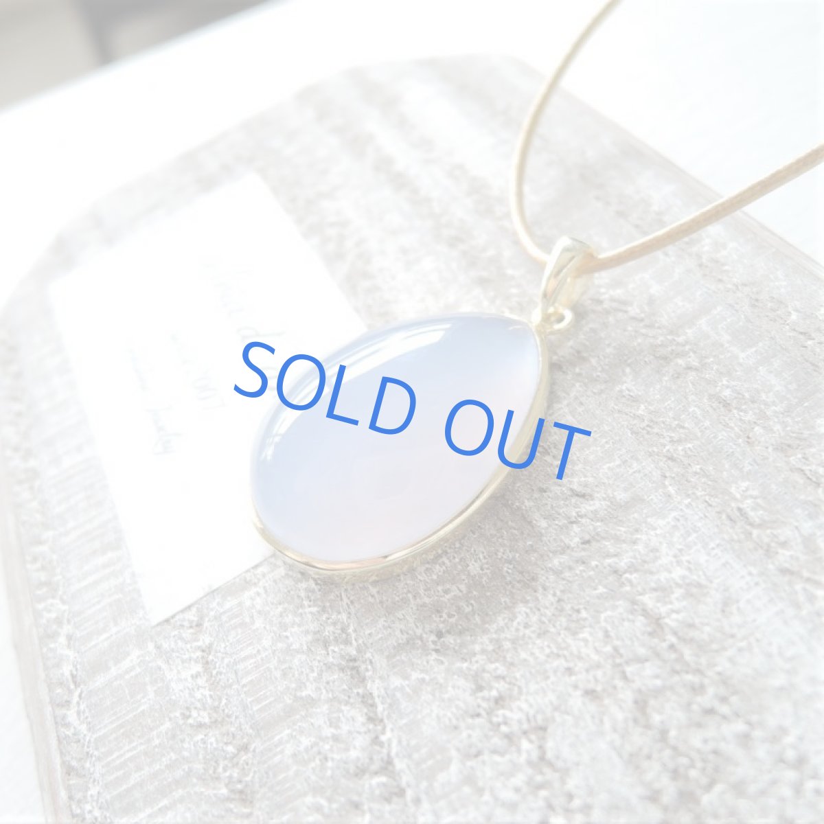 画像8: 【各1点もの・SELECT】超大粒 天然ブルーカルセドニー ゴールド革コードネックレス (8)