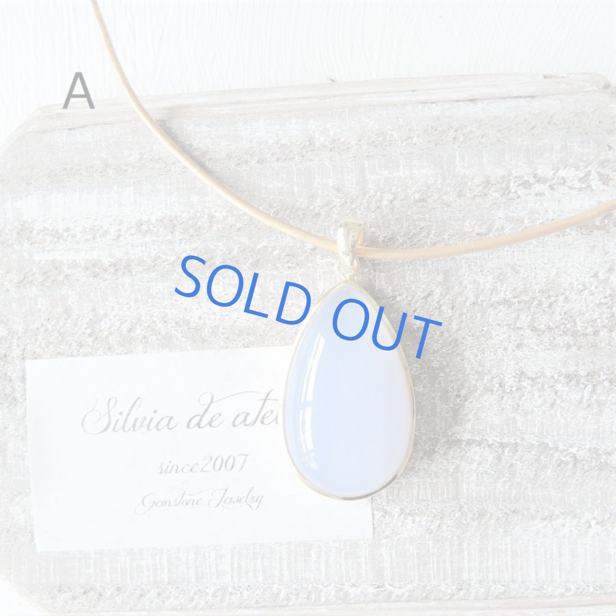 画像2: 【各1点もの・SELECT】超大粒 天然ブルーカルセドニー ゴールド革コードネックレス (2)