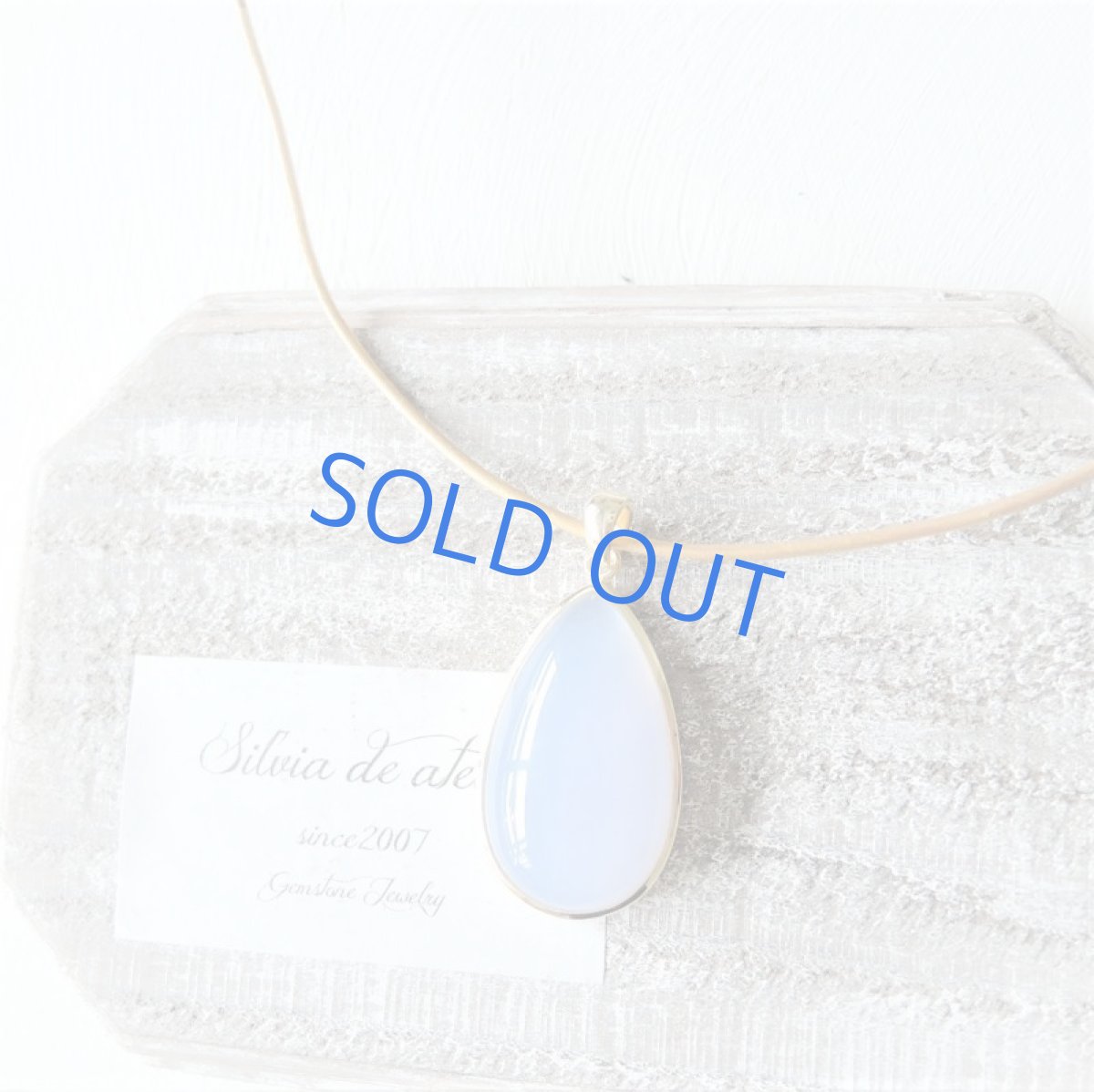 画像4: 【各1点もの・SELECT】超大粒 天然ブルーカルセドニー ゴールド革コードネックレス (4)