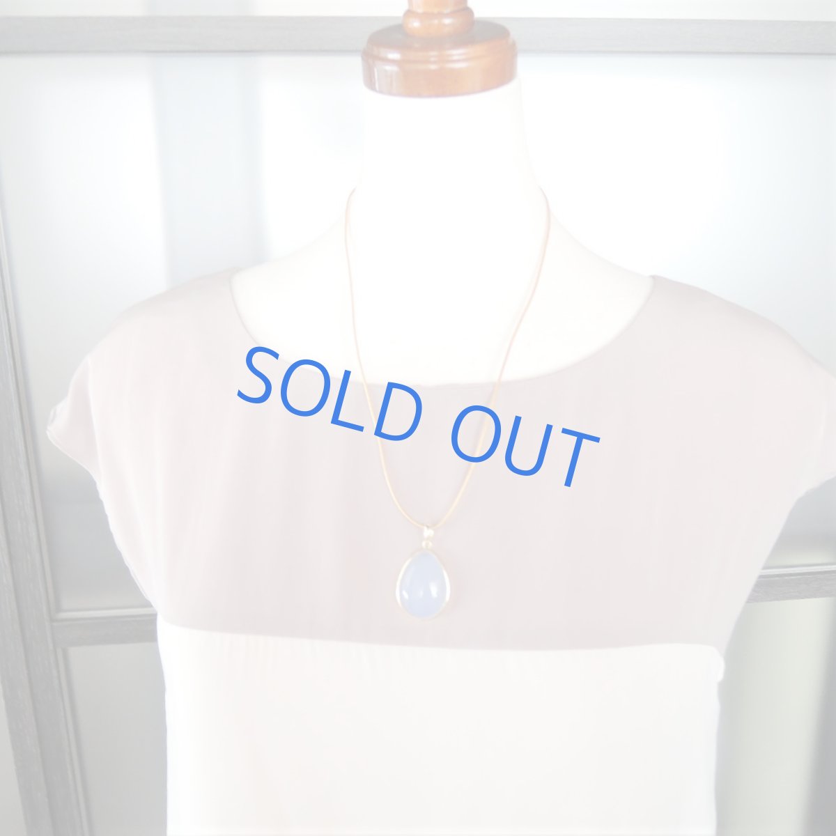 画像12: 【各1点もの・SELECT】超大粒 天然ブルーカルセドニー ゴールド革コードネックレス (12)