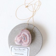 画像1: 半額SALE【１点もの・超大粒変形B】桜風　ピンク　ソーラークォーツ　約70cm　14kgfストリングスネックレス (1)