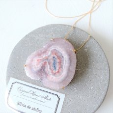 画像4: 半額SALE【１点もの・超大粒変形B】桜風　ピンク　ソーラークォーツ　約70cm　14kgfストリングスネックレス (4)
