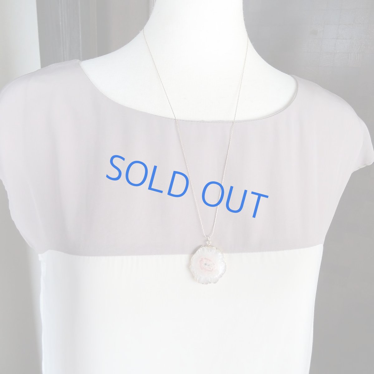 画像9: 【１点もの・大粒A】桜風　ピンク　ソーラークォーツ　約60cm　14kgfストリングスネックレス  (9)