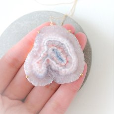画像2: 半額SALE【１点もの・超大粒変形B】桜風　ピンク　ソーラークォーツ　約70cm　14kgfストリングスネックレス (2)