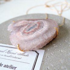 画像5: 半額SALE【１点もの・超大粒変形B】桜風　ピンク　ソーラークォーツ　約70cm　14kgfストリングスネックレス (5)