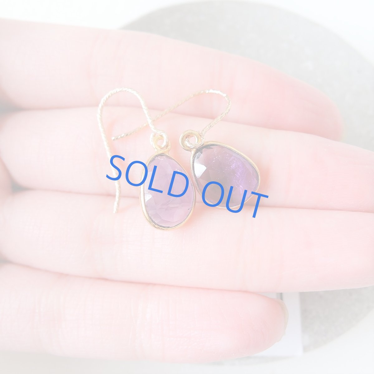 画像2: 【1点もの・イヤリング変更可】アメジスト　ローズカットフリーフォーム　フレーム　14kgfフックピアス (2)