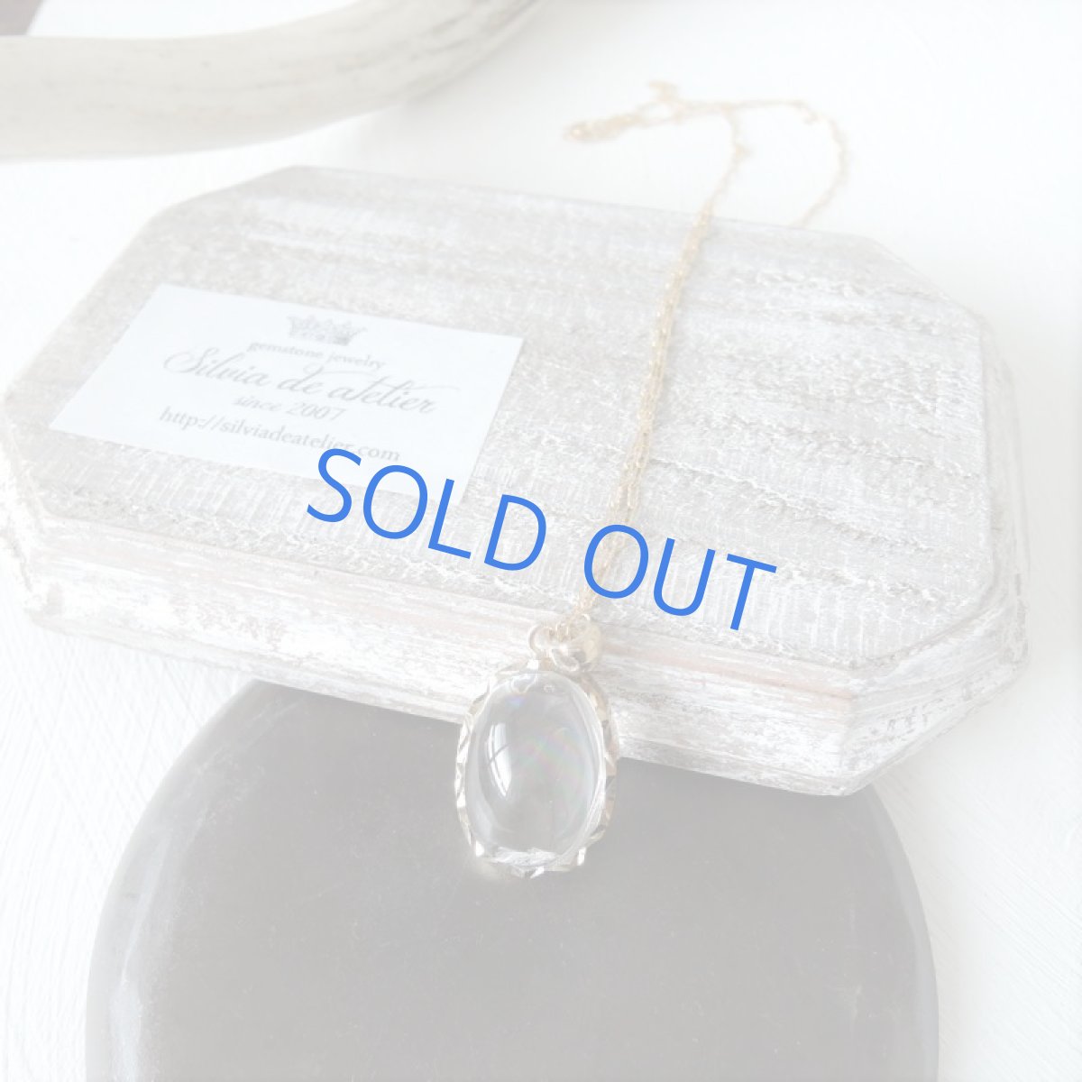 画像4: 【1点もの・オーバルC】幸運を呼ぶ虹色 アイリスクォーツ カボション フレーム 14kgf約50cmチェーンネックレス (4)