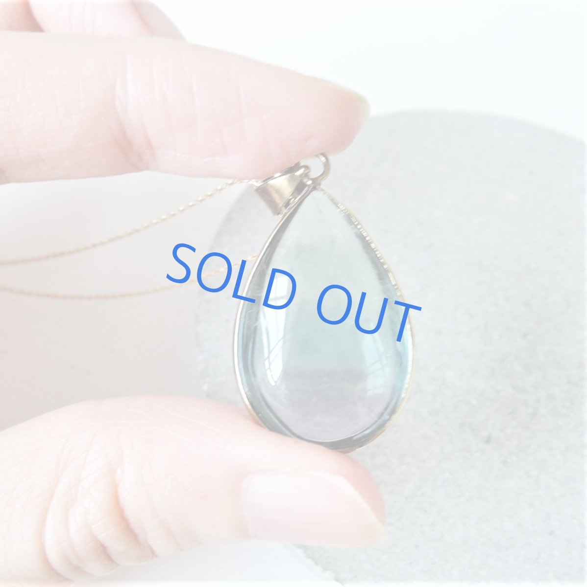 画像2: 【1点もの・B】レア!大粒 マルチカラーフローライト スムース滴型 ネックレス 14KGFネックレス50cm (2)