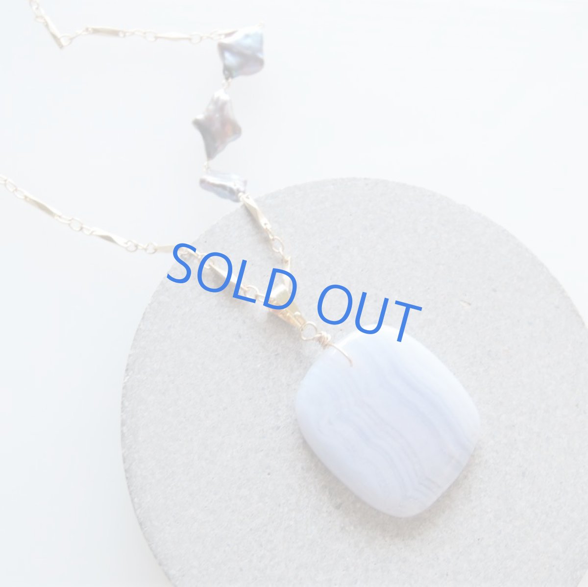 画像4: 【1点もの・B】超大粒ブルーレースアゲート　ネイビーパール　ゴールドメッキチェーンロングネックレス約85cm (4)