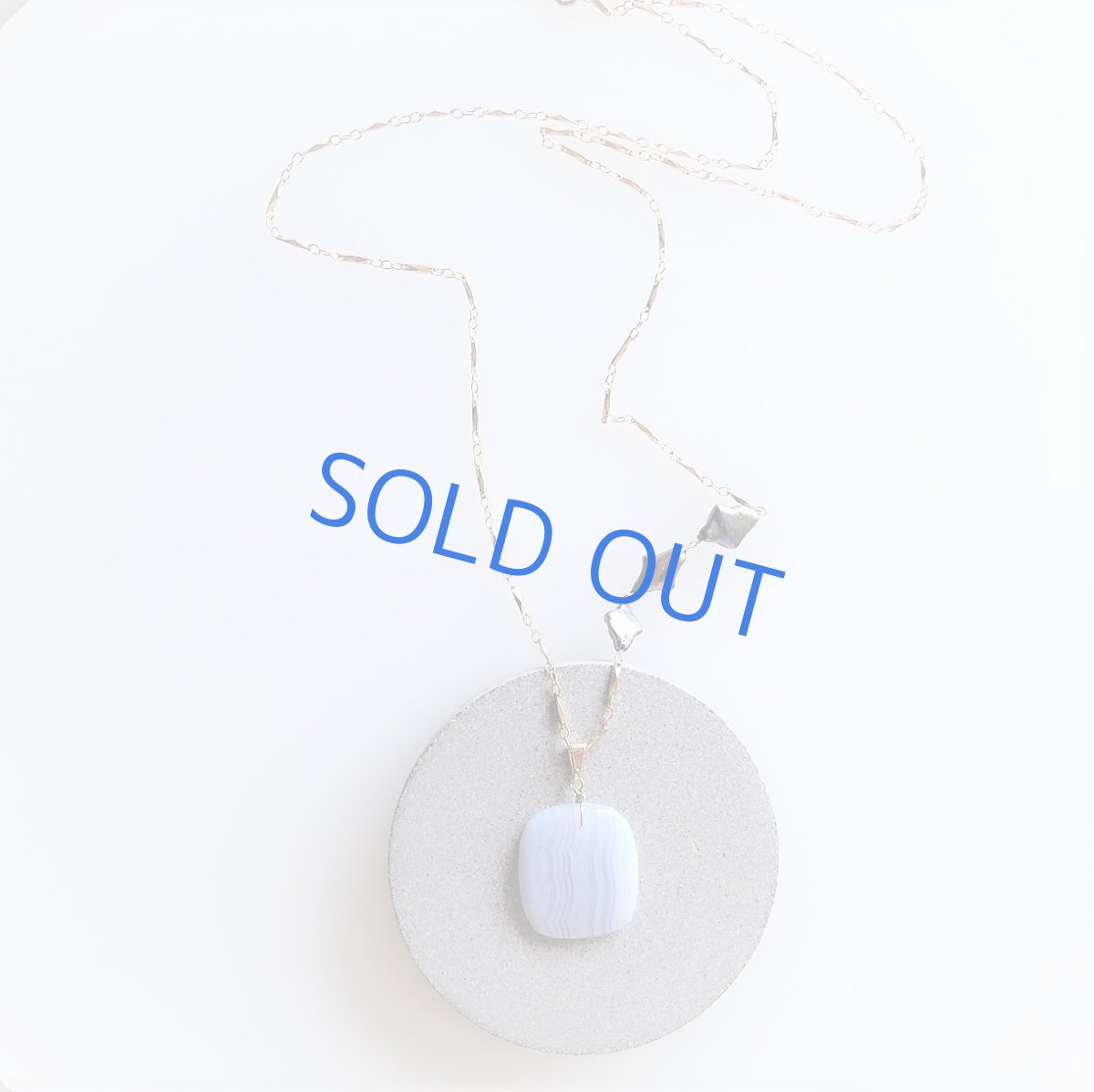 画像2: 【1点もの・B】超大粒ブルーレースアゲート　ネイビーパール　ゴールドメッキチェーンロングネックレス約85cm (2)