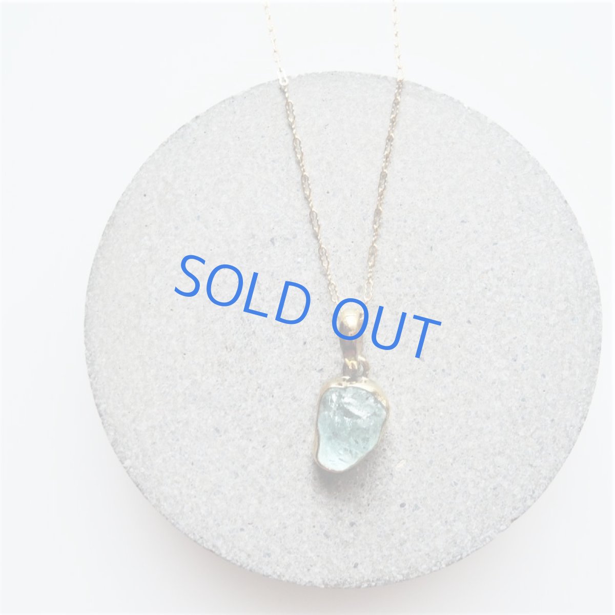 画像2: 【1点もの・B】涼やかアイスブルー　大粒　アクアマリン　原石フレームストーン　14kgfネックレス約50cm (2)