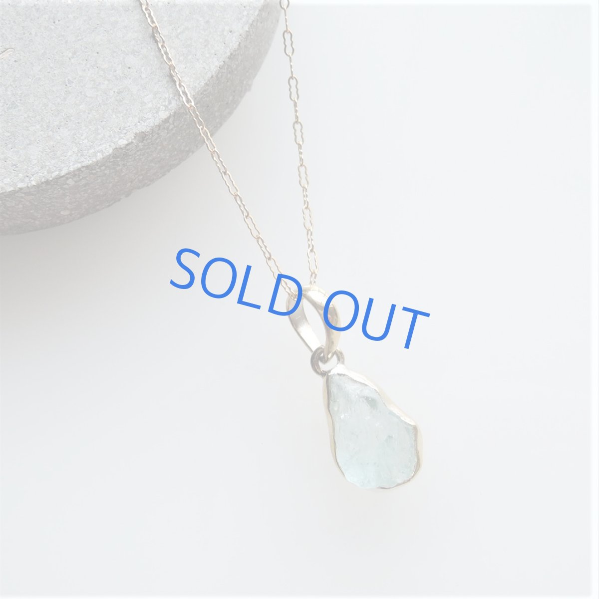 画像5: 【1点もの・C】涼やかアイスブルー　大粒　アクアマリン　原石フレームストーン　14kgfネックレス約50cm (5)