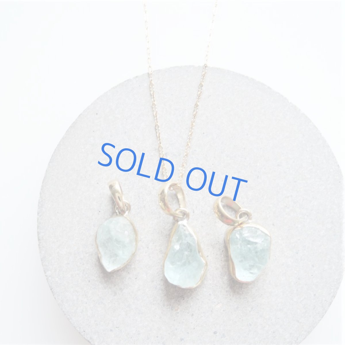 画像8: 【1点もの・B】涼やかアイスブルー　大粒　アクアマリン　原石フレームストーン　14kgfネックレス約50cm (8)