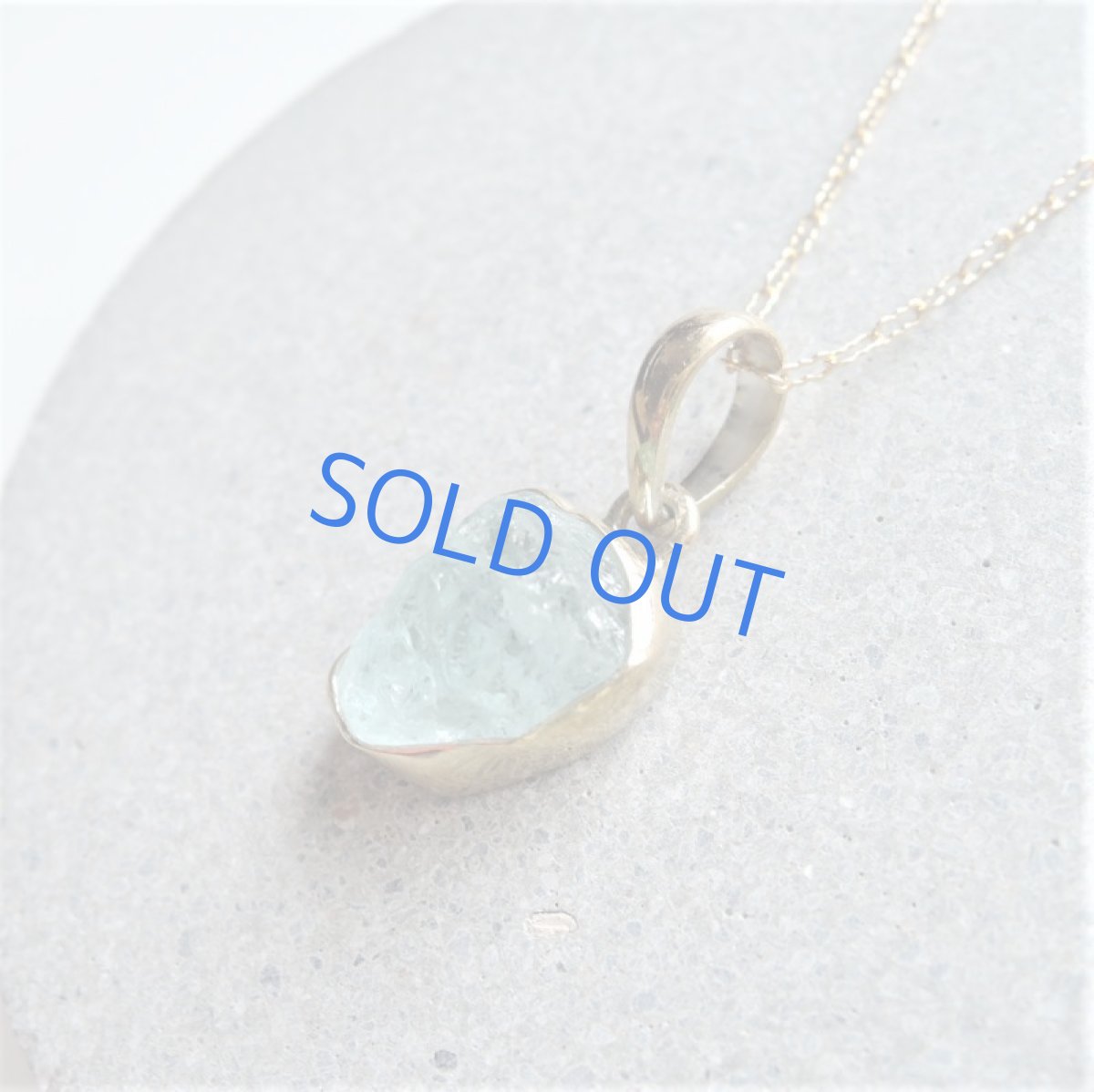 画像5: 【1点もの・B】涼やかアイスブルー　大粒　アクアマリン　原石フレームストーン　14kgfネックレス約50cm (5)