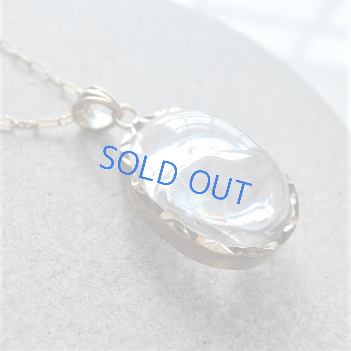 画像4: 【1点もの・オーバルA】幸運を呼ぶ虹色　アイリスクォーツ　カボション　フレーム　14kgf約50cmチェーンネックレス (4)