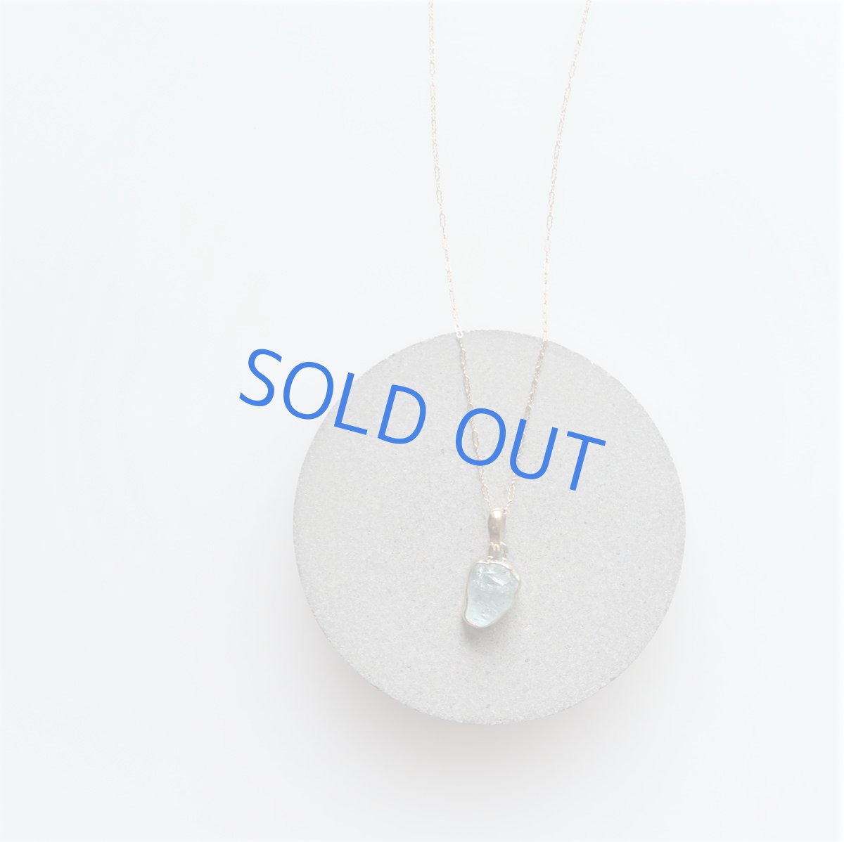 画像4: 【1点もの・B】涼やかアイスブルー　大粒　アクアマリン　原石フレームストーン　14kgfネックレス約50cm (4)