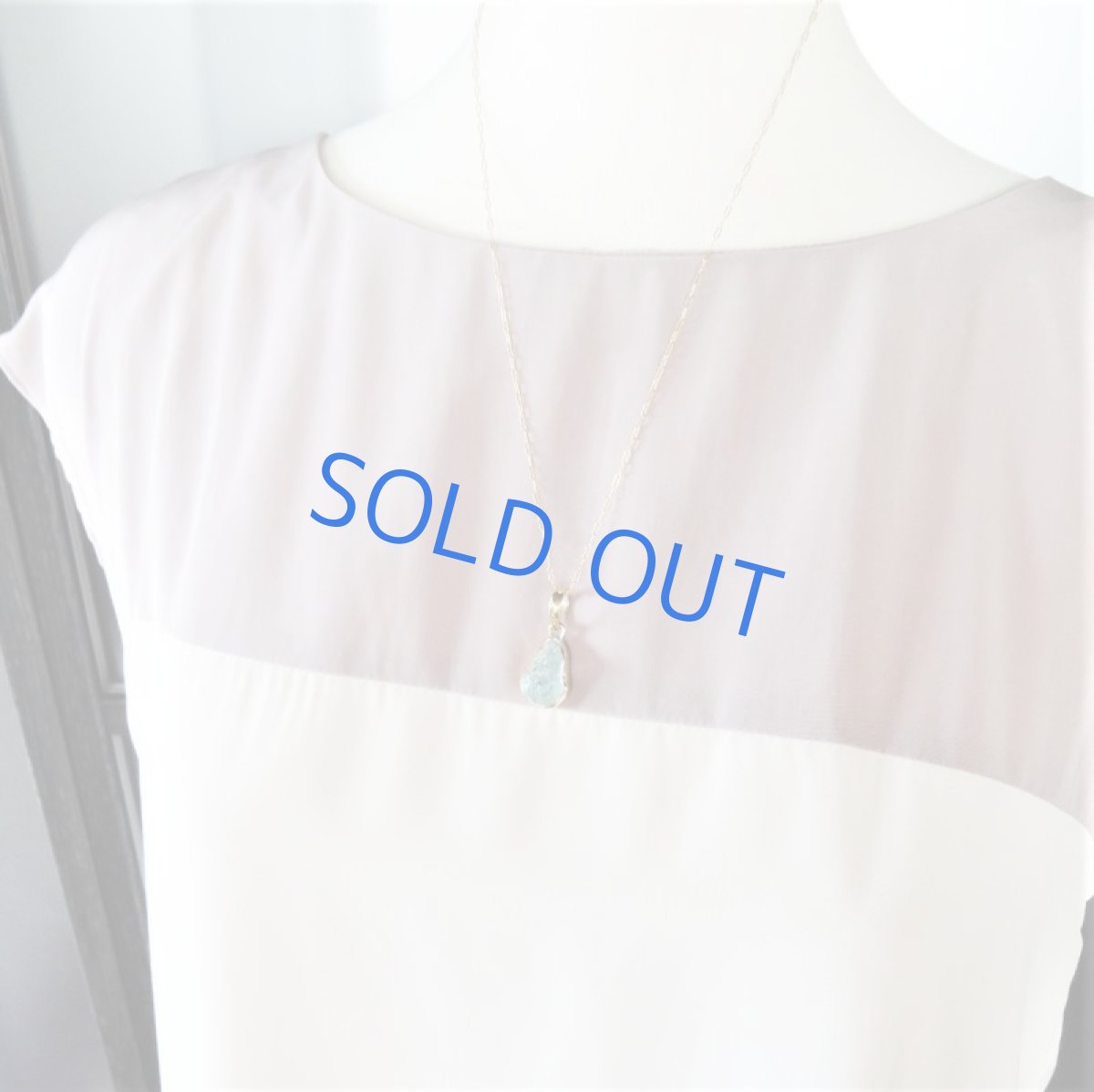 画像6: 【1点もの・C】涼やかアイスブルー　大粒　アクアマリン　原石フレームストーン　14kgfネックレス約50cm (6)